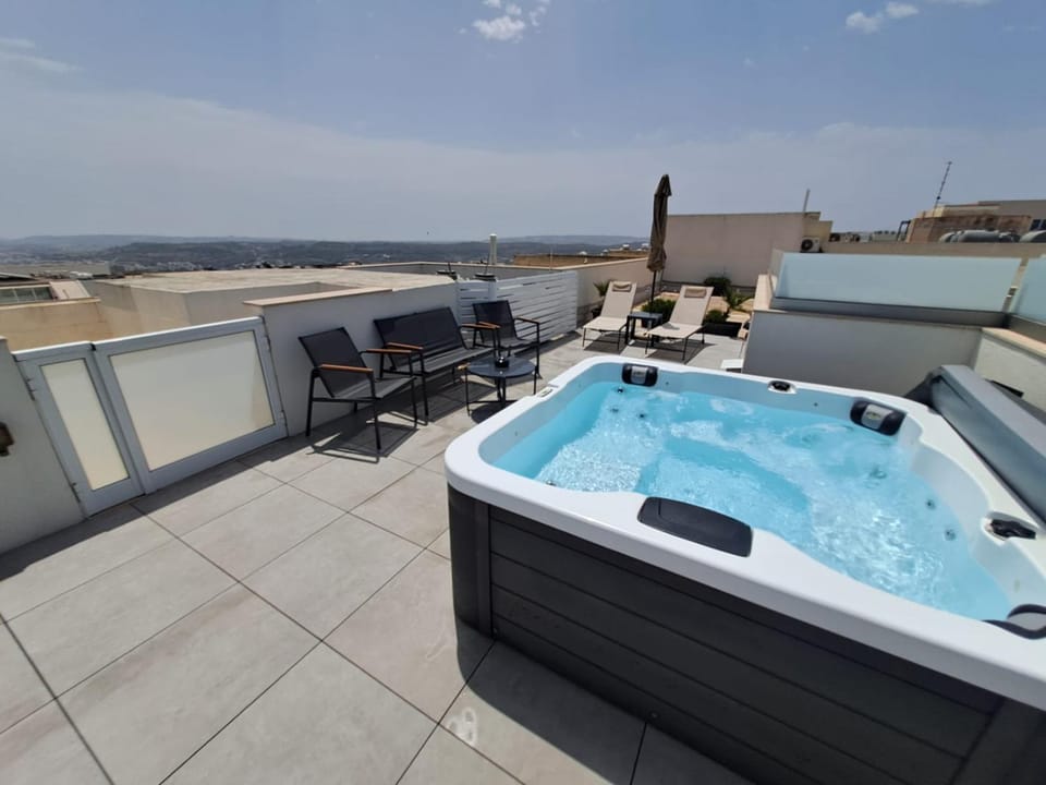 Mellieha Penthouse seaviews hot tub by Homely Apartment in Malta