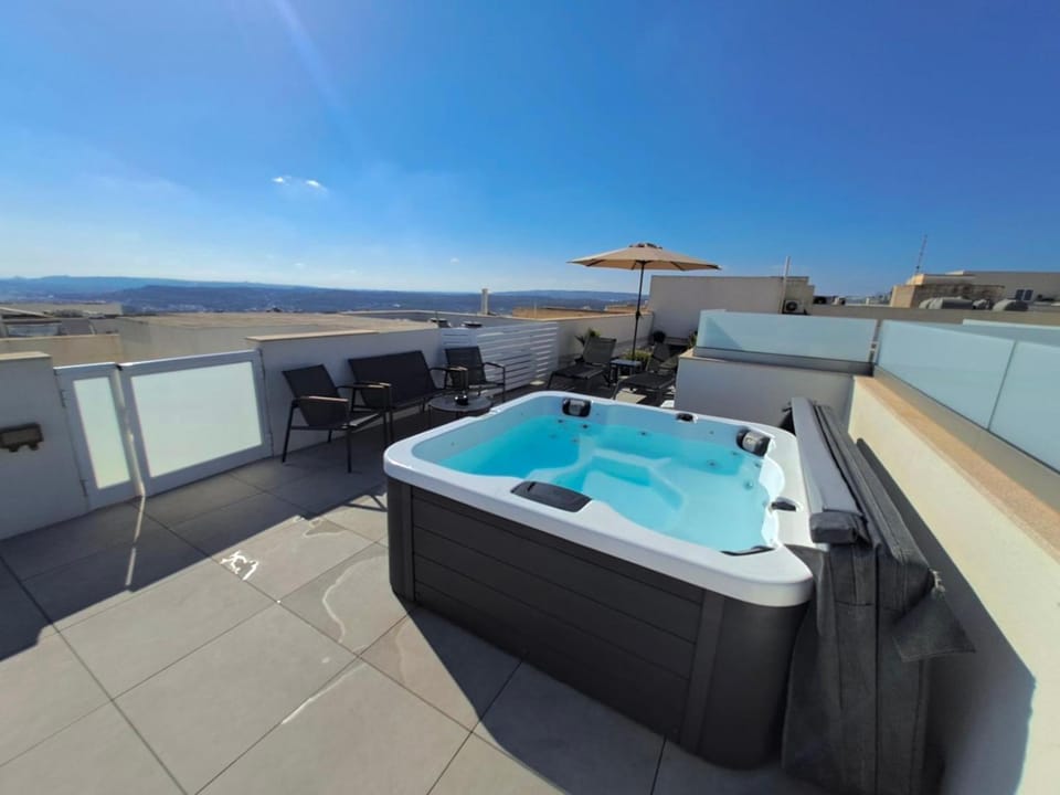 Mellieha Penthouse seaviews hot tub by Homely Apartment in Malta