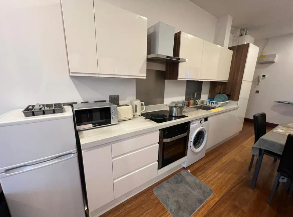 Coffee/tea facilities, Kitchen or kitchenette, Dining area, oven, stove, toaster, washing machine, dryer