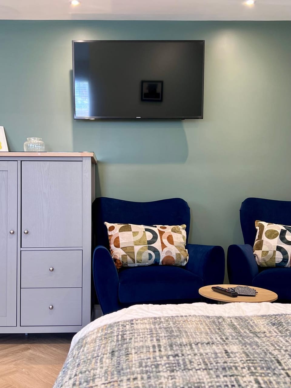 Bed, TV and multimedia, Seating area