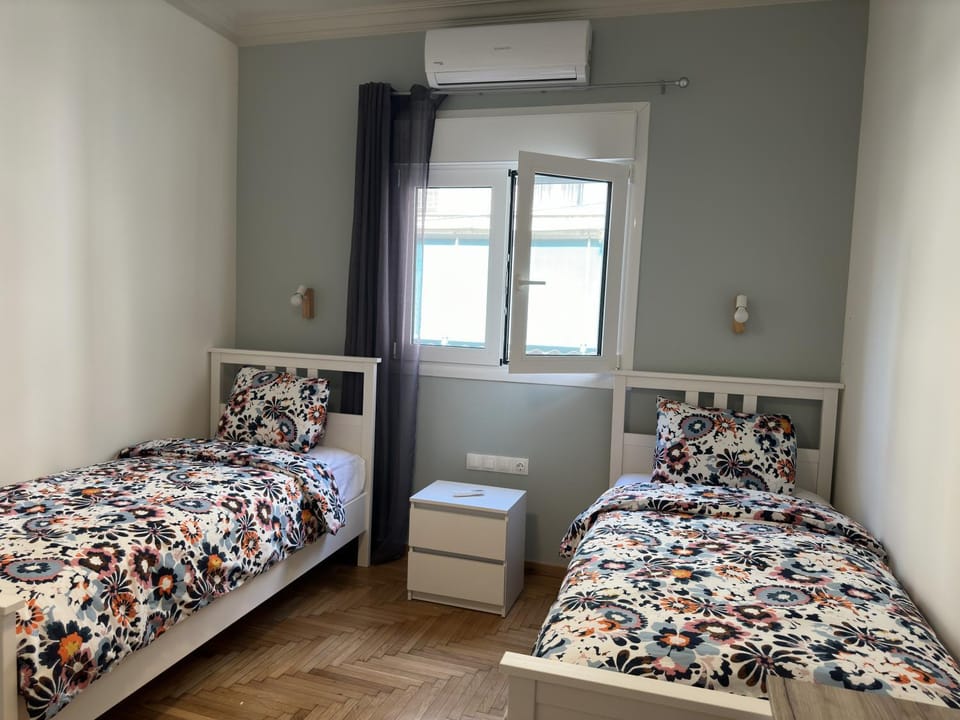 Bed, Photo of the whole room, Bedroom, air conditioner