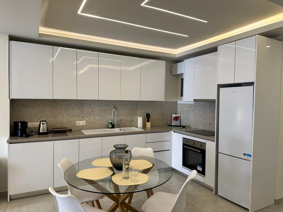 Coffee/tea facilities, Kitchen or kitchenette, Dining area, dishwasher, oven, stove, toaster