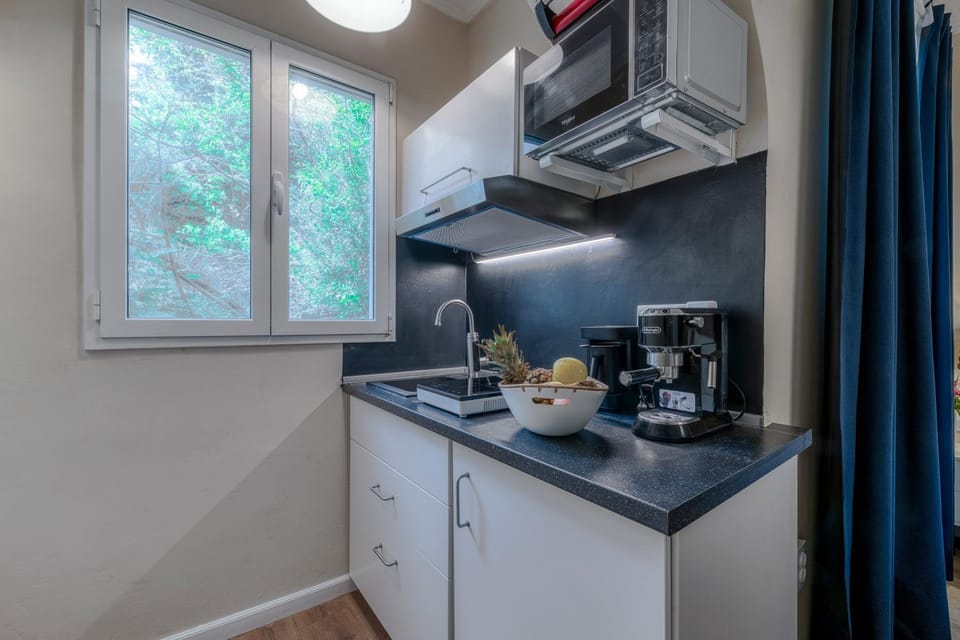 Coffee/tea facilities, Kitchen or kitchenette, microwave, kitchen