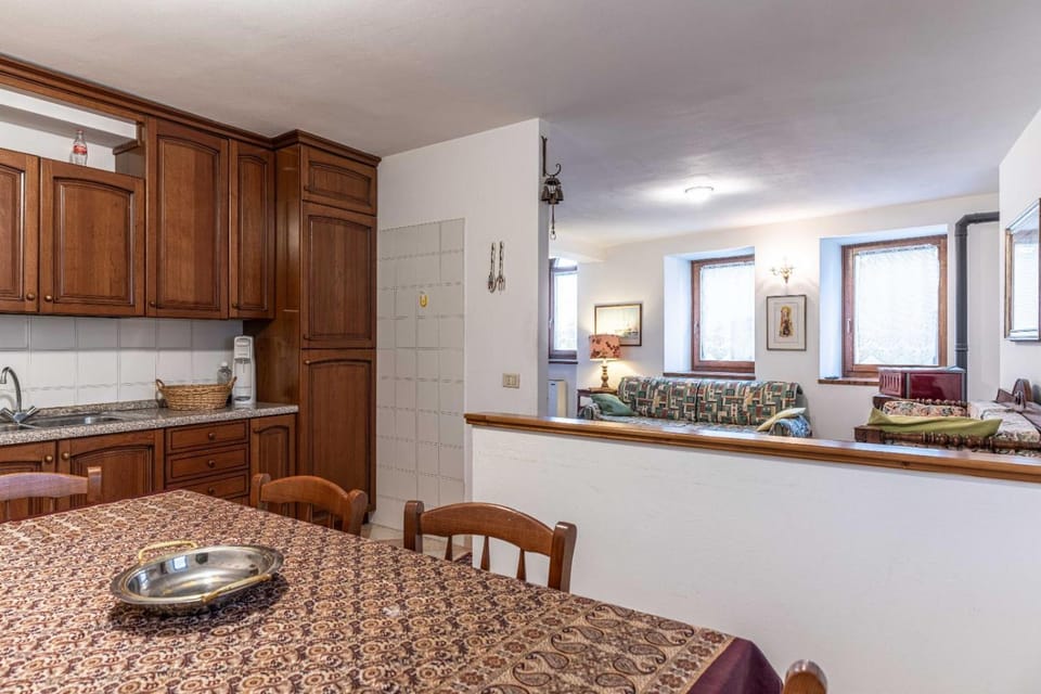 Kitchen or kitchenette, Dining area, stove
