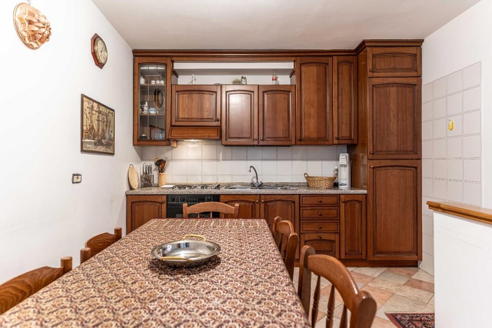 Kitchen or kitchenette, Dining area, stove