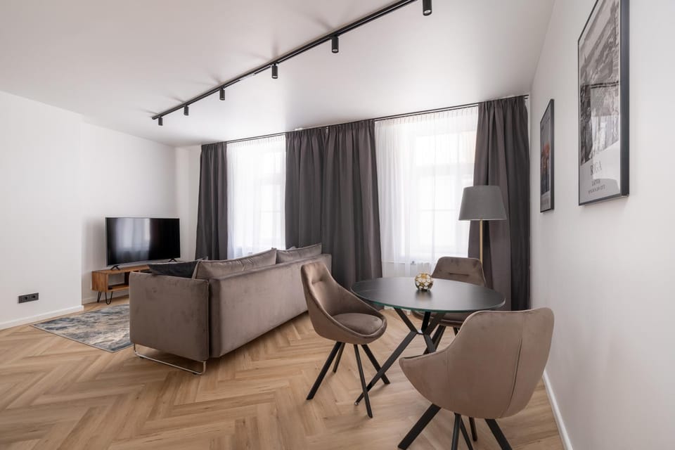 TV and multimedia, Living room, Seating area, Evening entertainment