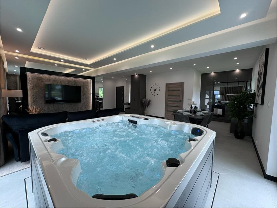 Hot Tub, Massage, TV and multimedia, Living room
