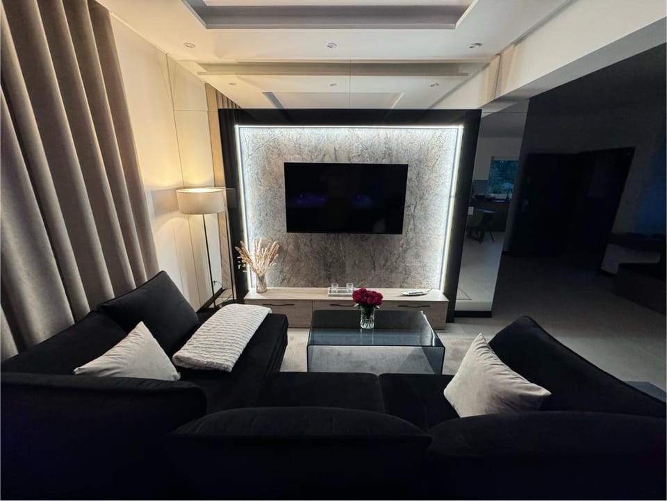 TV and multimedia, Living room, Seating area, Evening entertainment