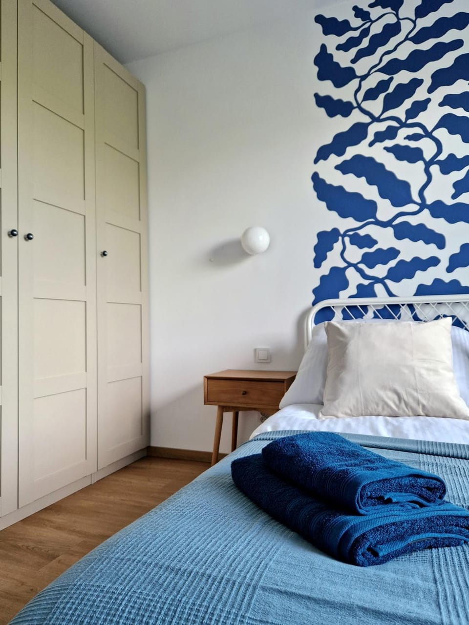 Bed, Photo of the whole room, Bedroom, wardrobe