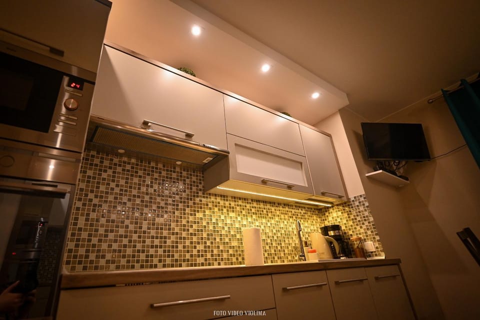 Kitchen or kitchenette, microwave, stove