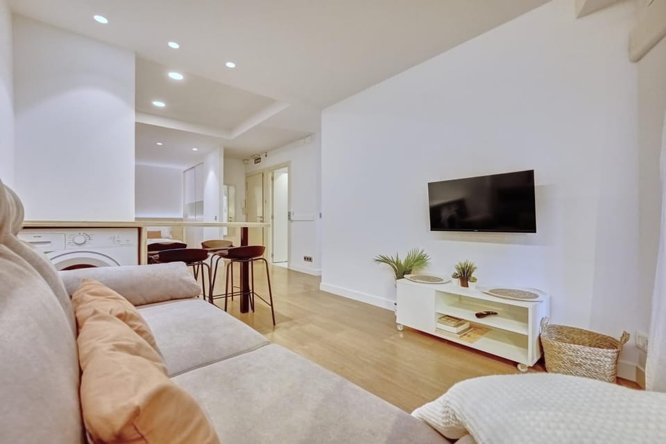 TV and multimedia, Living room, Seating area, Dining area