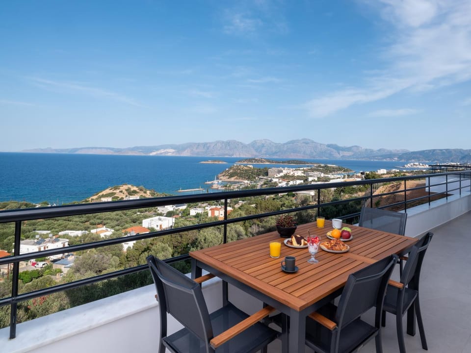 Natural landscape, View (from property/room), Balcony/Terrace, Dining area, Mountain view, Sea view