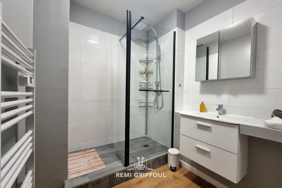 The Wall City Center Terrace & Parking 4 Guests Apartment in Honfleur