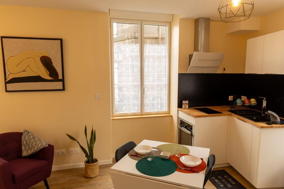 Kitchen or kitchenette, Seating area, Dining area, oven, stove