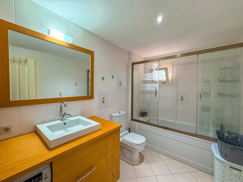 Shower, Toilet, Hot Tub, Bathroom, Bath, towels