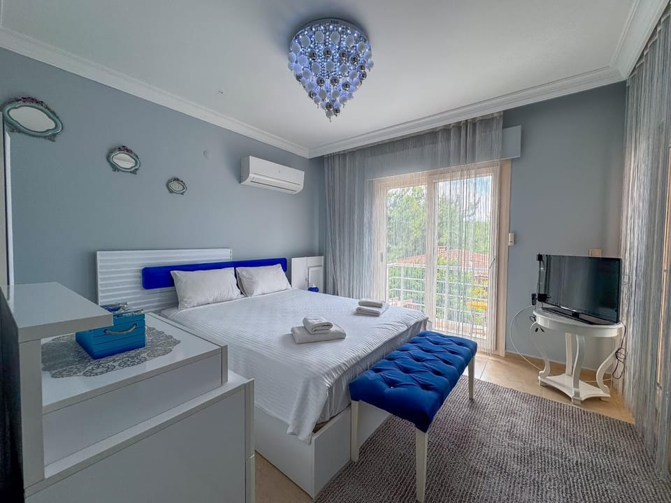 Bed, TV and multimedia, Photo of the whole room, Bedroom, towels, air conditioner