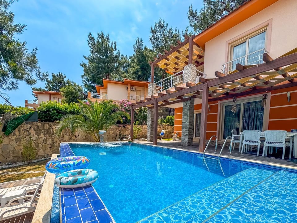 Property building, Patio, Day, Pool view, Swimming pool, Swimming pool, sunbed