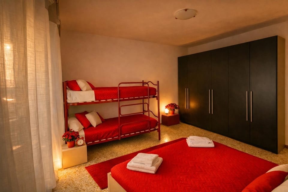 APPARTAMENTO ROSSO - OVER THE RAINBOW APARTMENTS LIDO di JESOLO A 200m dalla Spiaggia Posto Auto Aria Condizionata e Terrazza Apartment in Lido di Jesolo