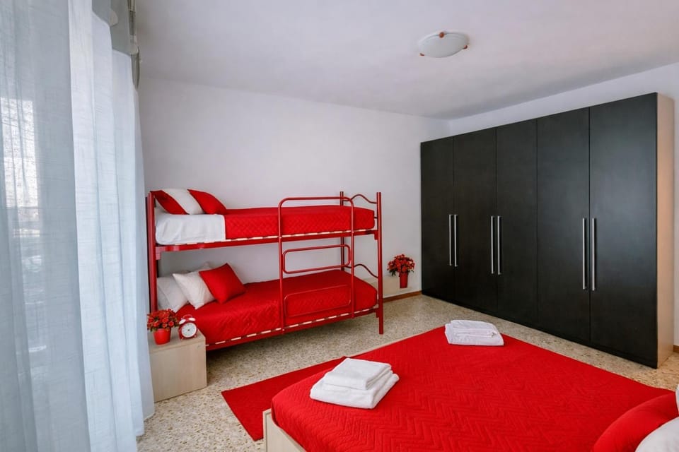 APPARTAMENTO ROSSO - OVER THE RAINBOW APARTMENTS LIDO di JESOLO A 200m dalla Spiaggia Posto Auto Aria Condizionata e Terrazza Apartment in Lido di Jesolo