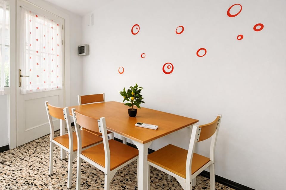 APPARTAMENTO ROSSO - OVER THE RAINBOW APARTMENTS LIDO di JESOLO A 200m dalla Spiaggia Posto Auto Aria Condizionata e Terrazza Apartment in Lido di Jesolo