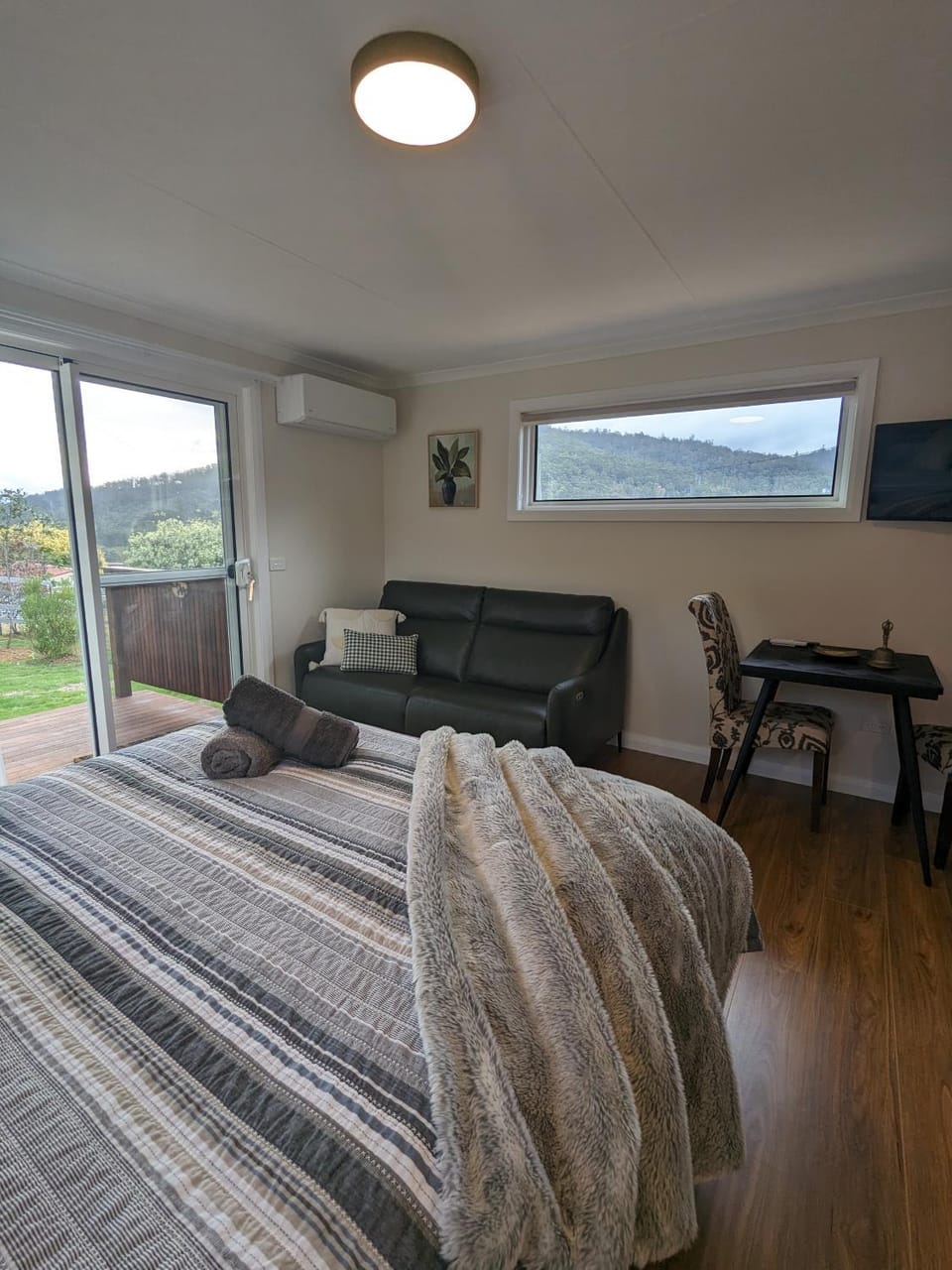 Bed, Natural landscape, TV and multimedia, Seating area, Animals, Bedroom, Mountain view