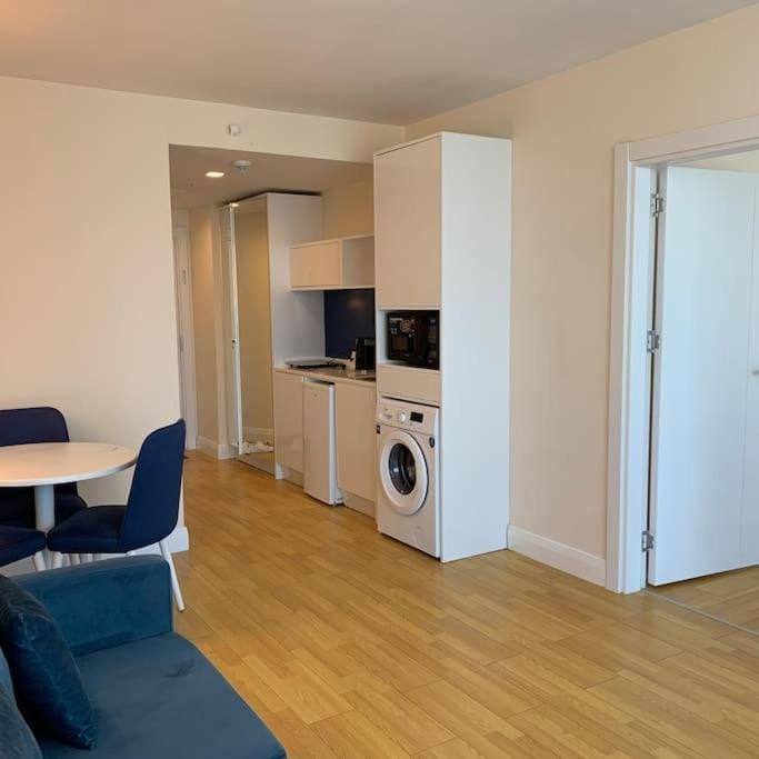 Kitchen or kitchenette, Living room, washing machine
