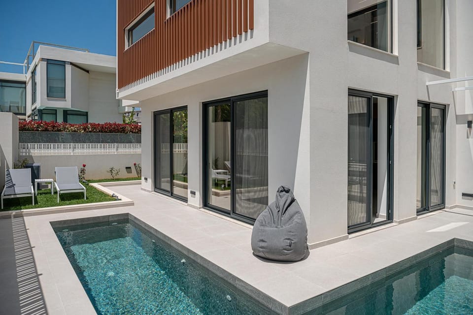 Property building, Day, Balcony/Terrace, Pool view, Swimming pool, Swimming pool, sunbed