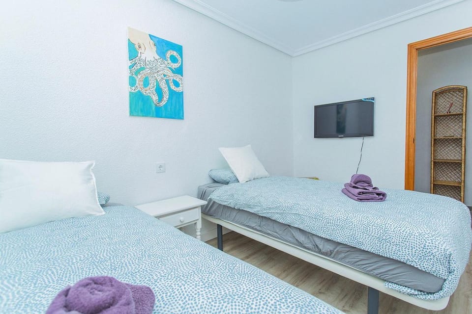 Bed, TV and multimedia, Photo of the whole room, Bedroom, towels