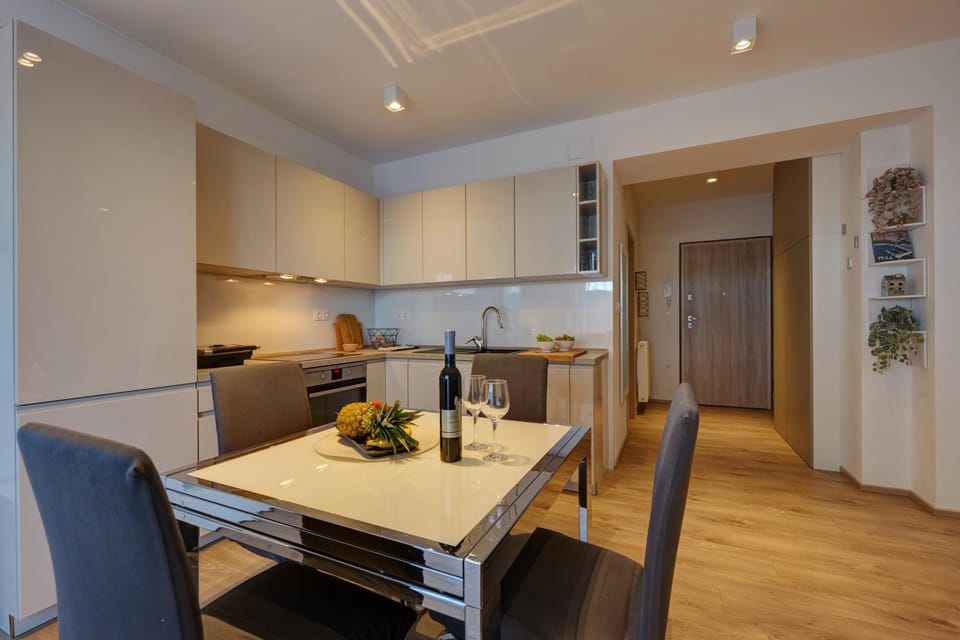 Dining area, kitchen