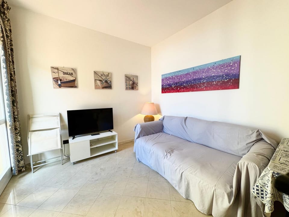 TV and multimedia, Living room, Seating area, Evening entertainment