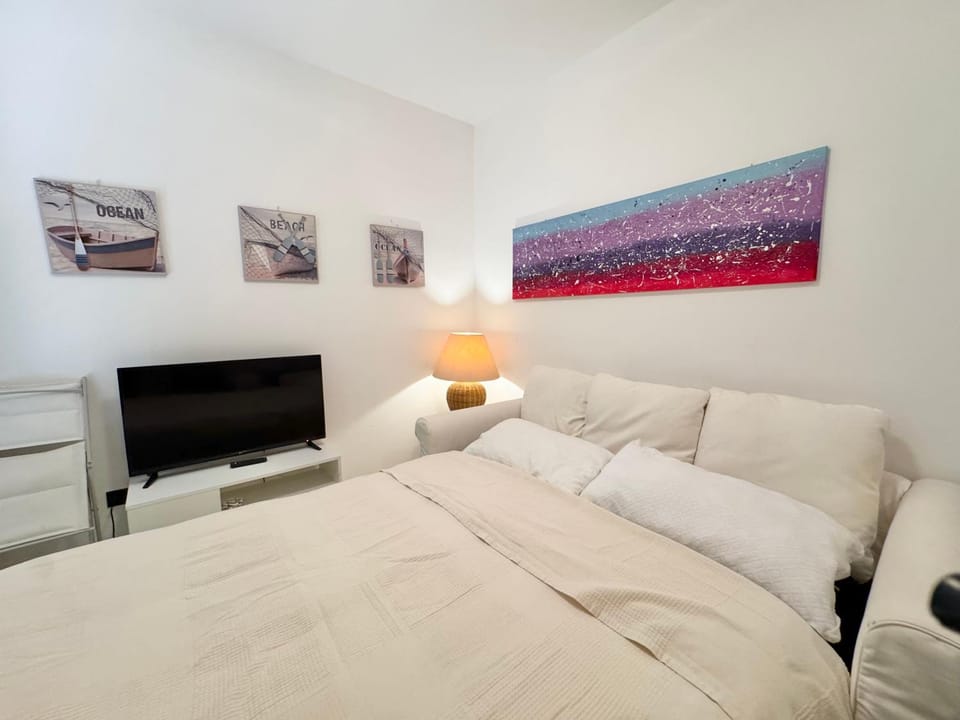 Bed, TV and multimedia, Living room, Photo of the whole room, Seating area, Bedroom