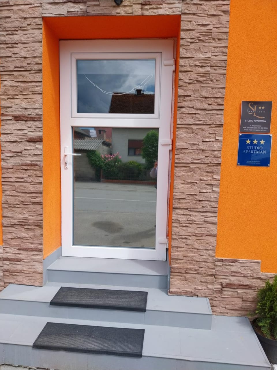 Facade/entrance
