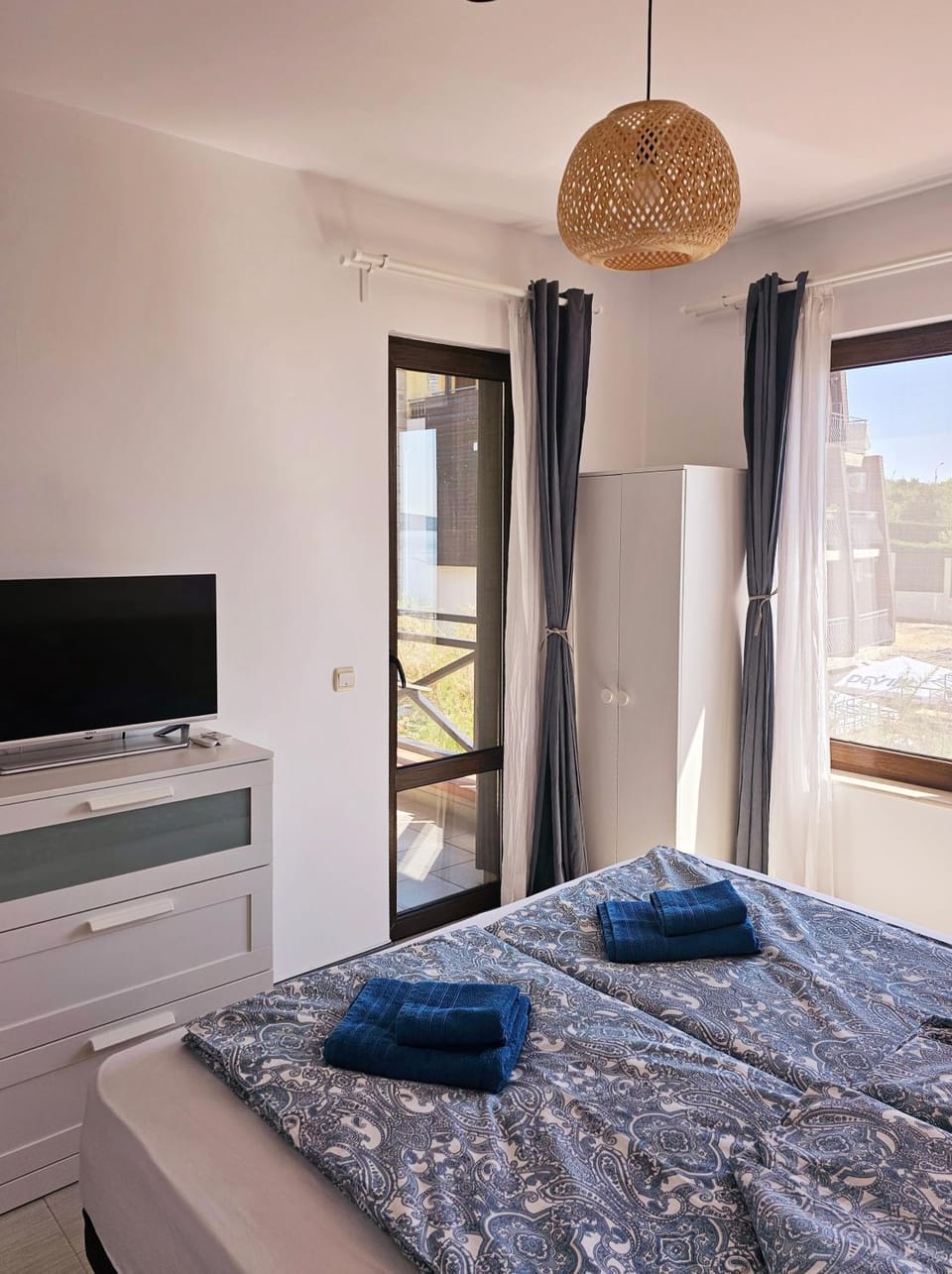 Bed, TV and multimedia, Photo of the whole room, Bedroom, towels