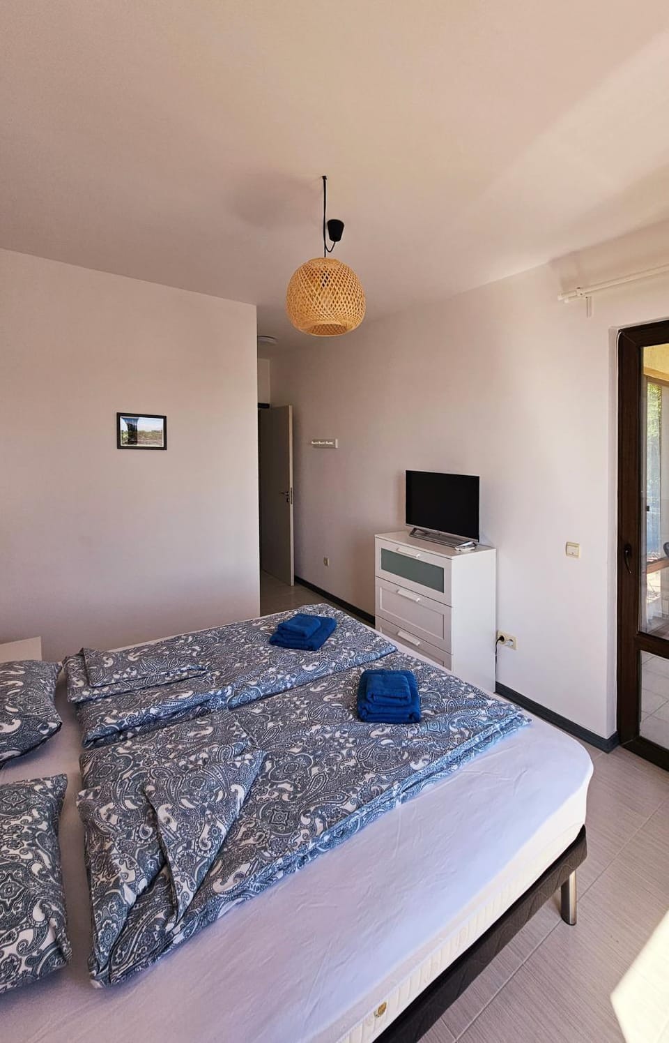 Bed, TV and multimedia, Photo of the whole room, Bedroom
