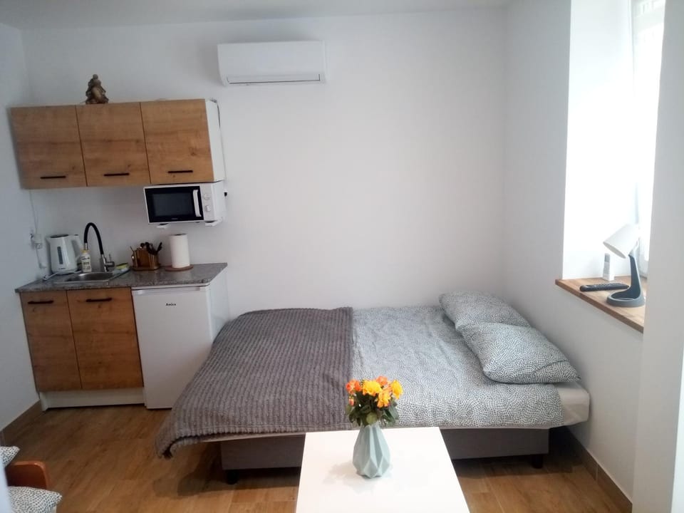 Bed, Kitchen or kitchenette