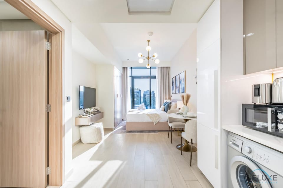 Bed, TV and multimedia, Dining area, stove, toaster, washing machine