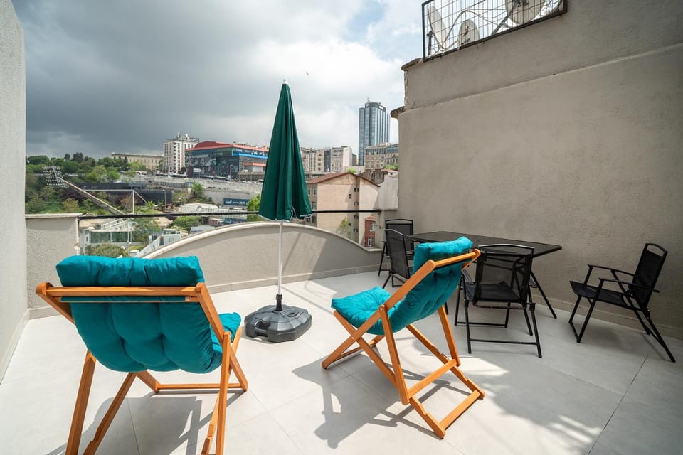 View (from property/room), Balcony/Terrace, Balcony/Terrace, Seating area, City view, sunbed