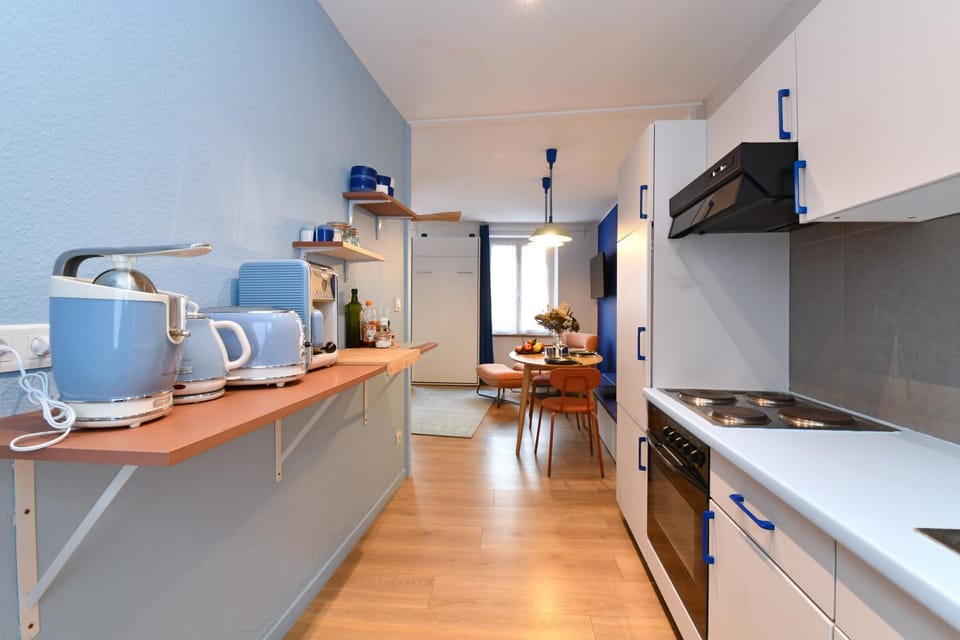 Coffee/tea facilities, Communal kitchen, microwave, oven, stove