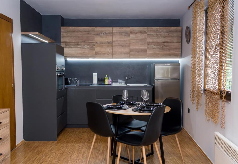 Kitchen or kitchenette, Dining area, oven