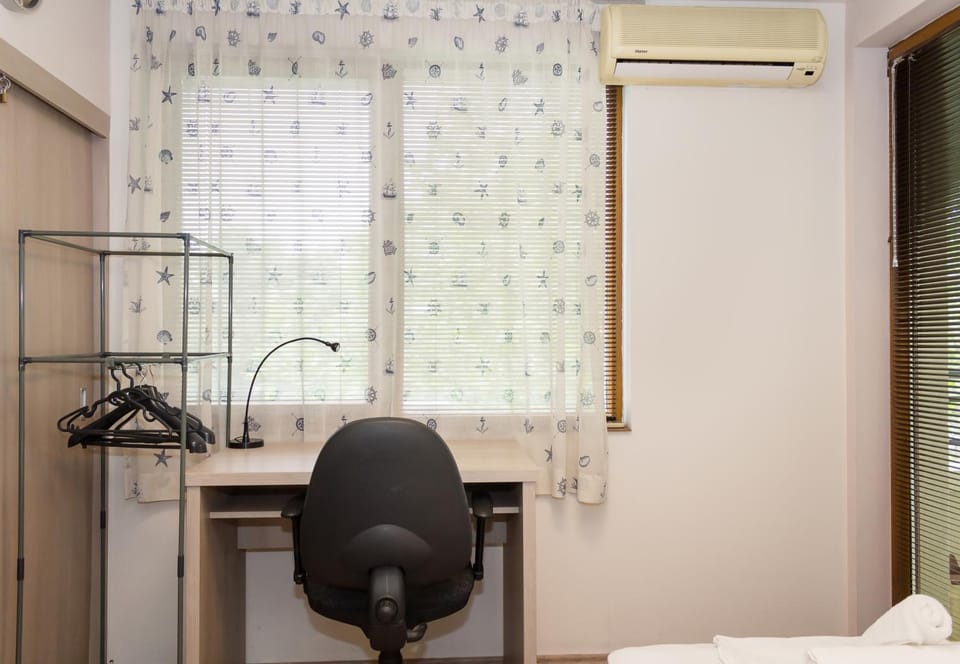 Bedroom, air conditioner