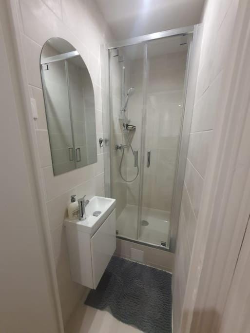 Shower, Bathroom, towels