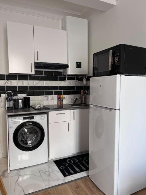 Kitchen or kitchenette, oven, stove, washing machine