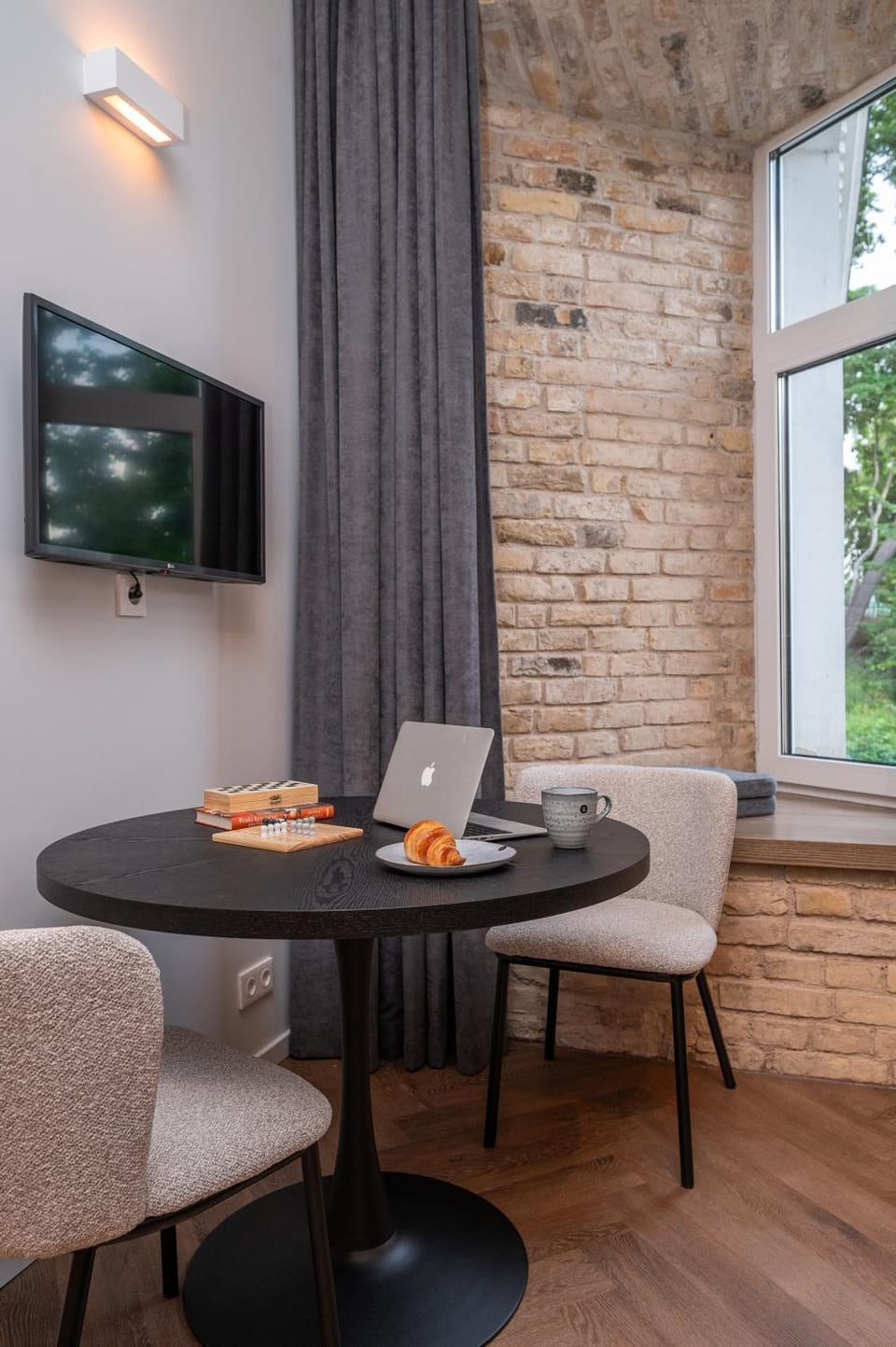 TV and multimedia, Seating area, Dining area