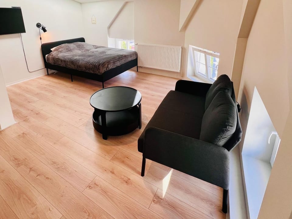 Communal lounge/ TV room, Bed, TV and multimedia, Photo of the whole room, Seating area, Bedroom