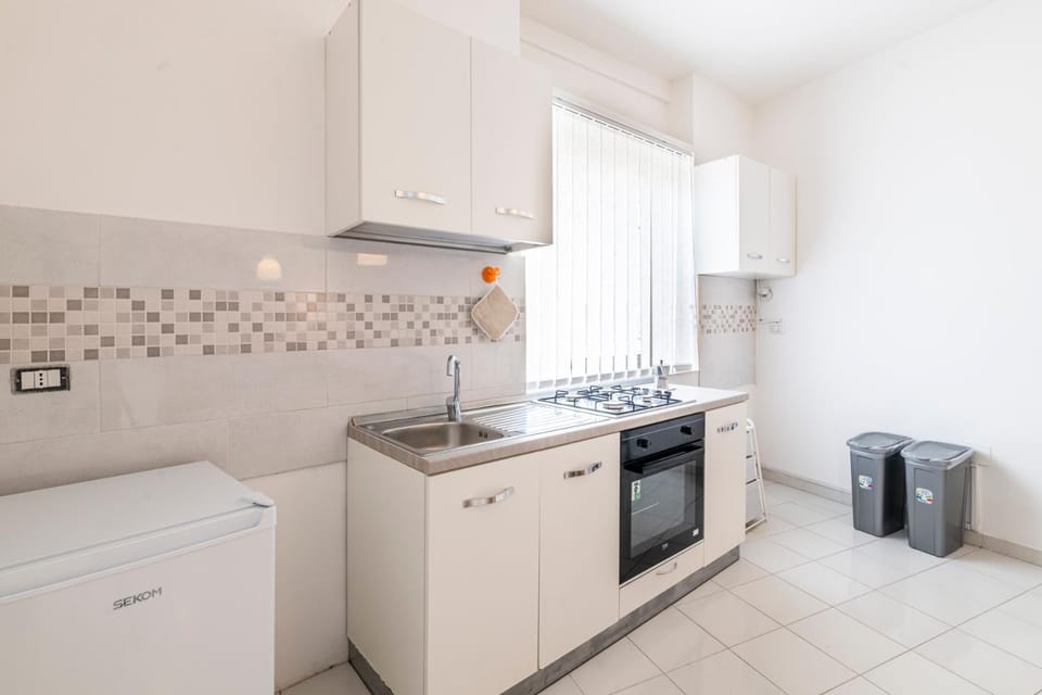 Kitchen or kitchenette, minibar, oven, stove