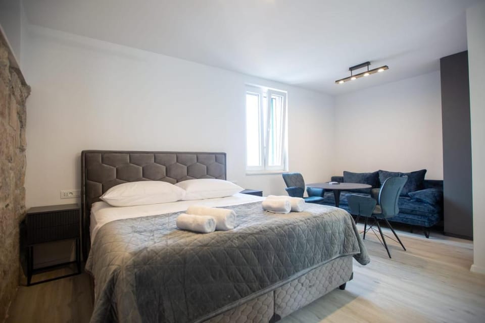 Bed, Seating area
