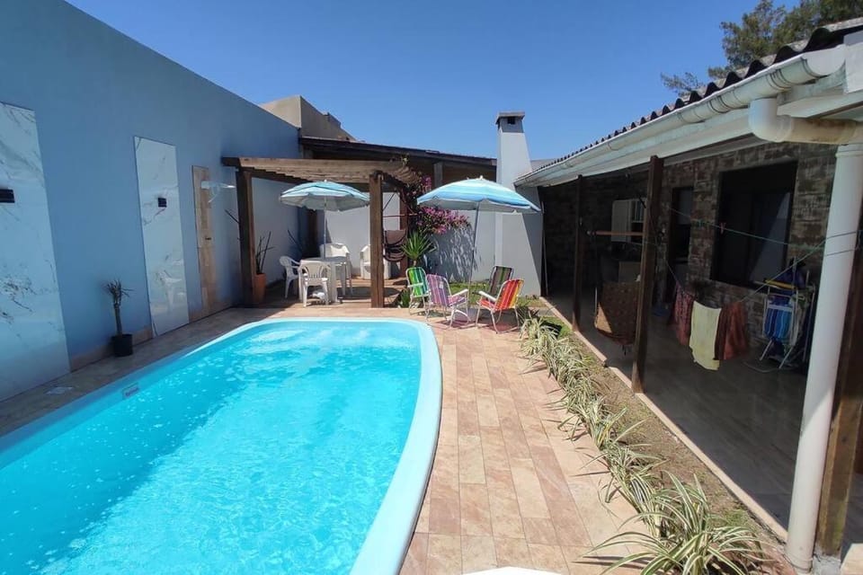 Casa com piscina pertinho do mar Centro de Mariluz House in State of Rio Grande do Sul