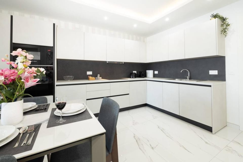 Ivory Suite seafront with views!- Fl 8 by Homely Apartment in Saint Paul's Bay