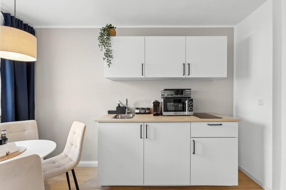 Coffee/tea facilities, Kitchen or kitchenette, Dining area, Food, Food, microwave, stove, stove, toaster, toaster, kitchen, kitchen