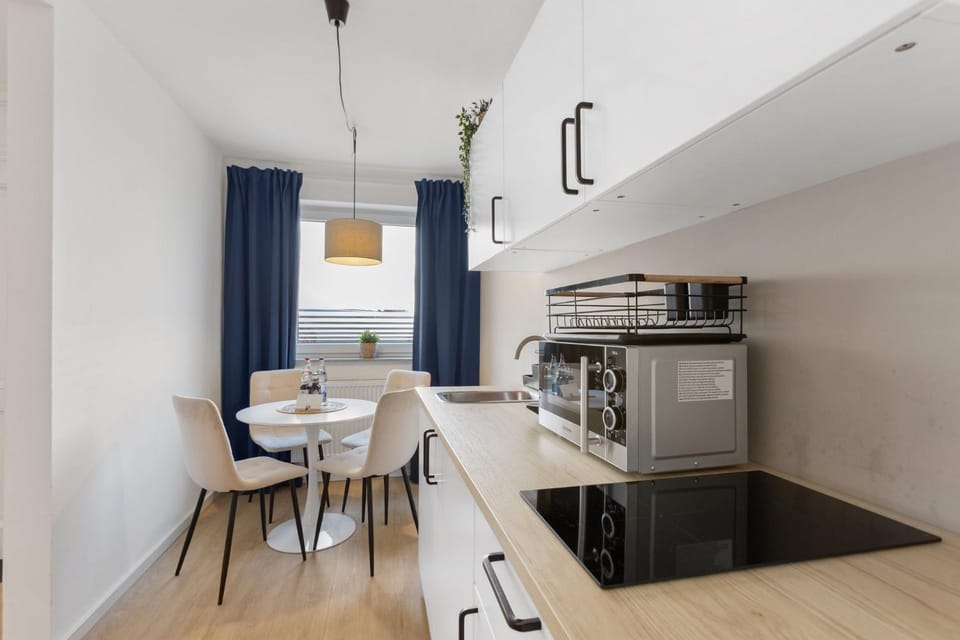 Coffee/tea facilities, Kitchen or kitchenette, Dining area, Food, Food, microwave, stove, stove, toaster, toaster, kitchen, kitchen